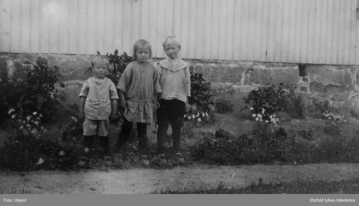 Tre søsken på gården Småberg i Varteig  1923. Fra venstre: Ole, Oline, Martin. Alle med etternavn Larsen Småberg.
