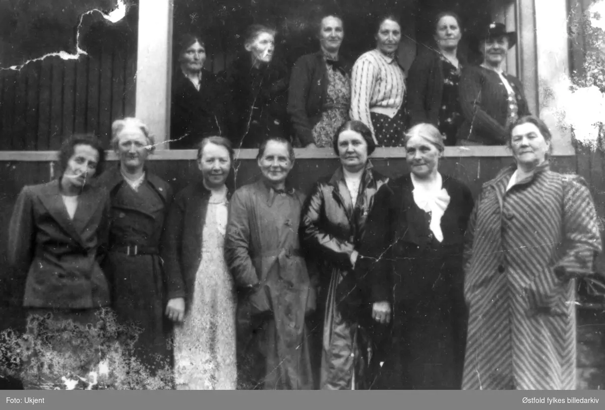 Neaskog kvinneforening (tilsluttet Norsk Misjonsselskap) på tur ca. 1935. Navneliste med plassering, se fotokort.