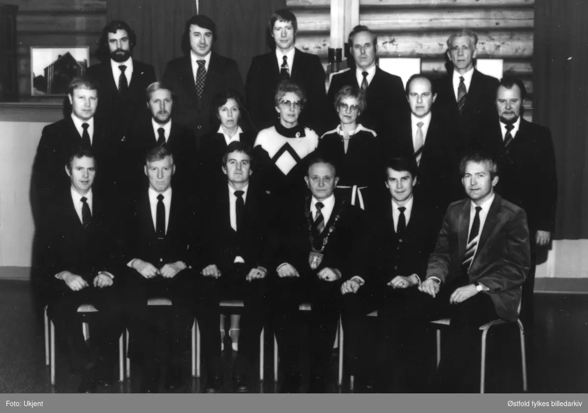 Varteig kommune styre 1980-83,  med ordfører Ole Larsen Småberg og rådmann Tor Heier.
Se fotokort for plassering av personer.