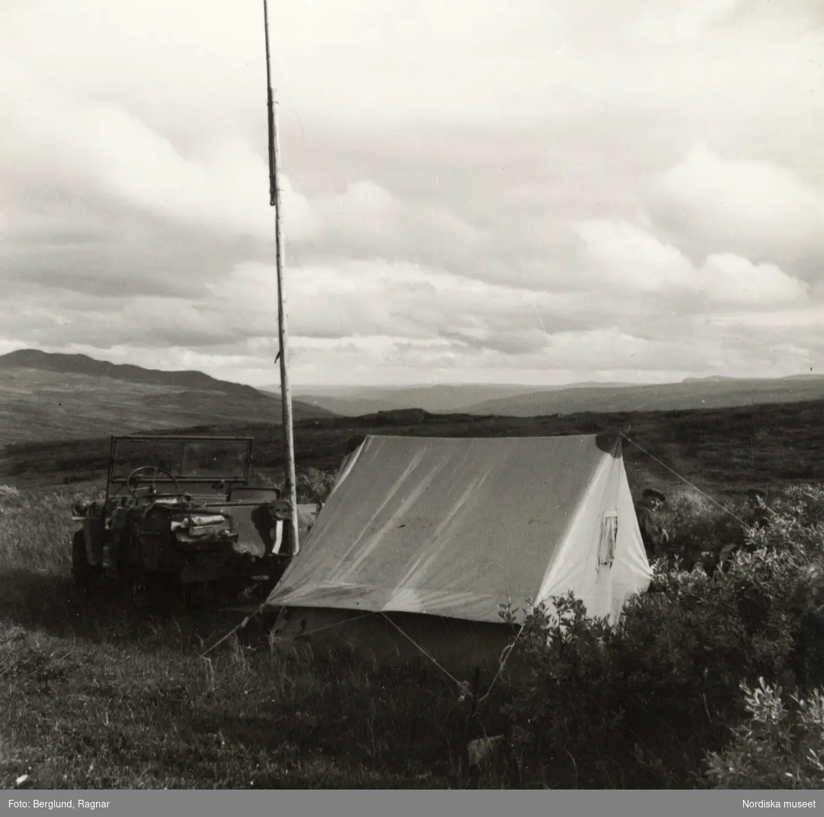 Det första försöket med trådlös telegrafi i fjällen. Portabel sändare- och mottagarstation i uppfinnaren Aslak Partapuolis tält.  Grans lappby, Kilven, Sorsele socken.
L.A. 752