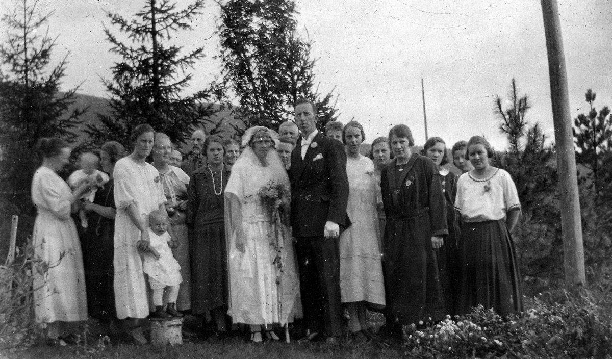 Gruppebilde fra bryllupet til Ingeborg Fossmo og Hjalmar Helgesen den 19. september i 1924.
