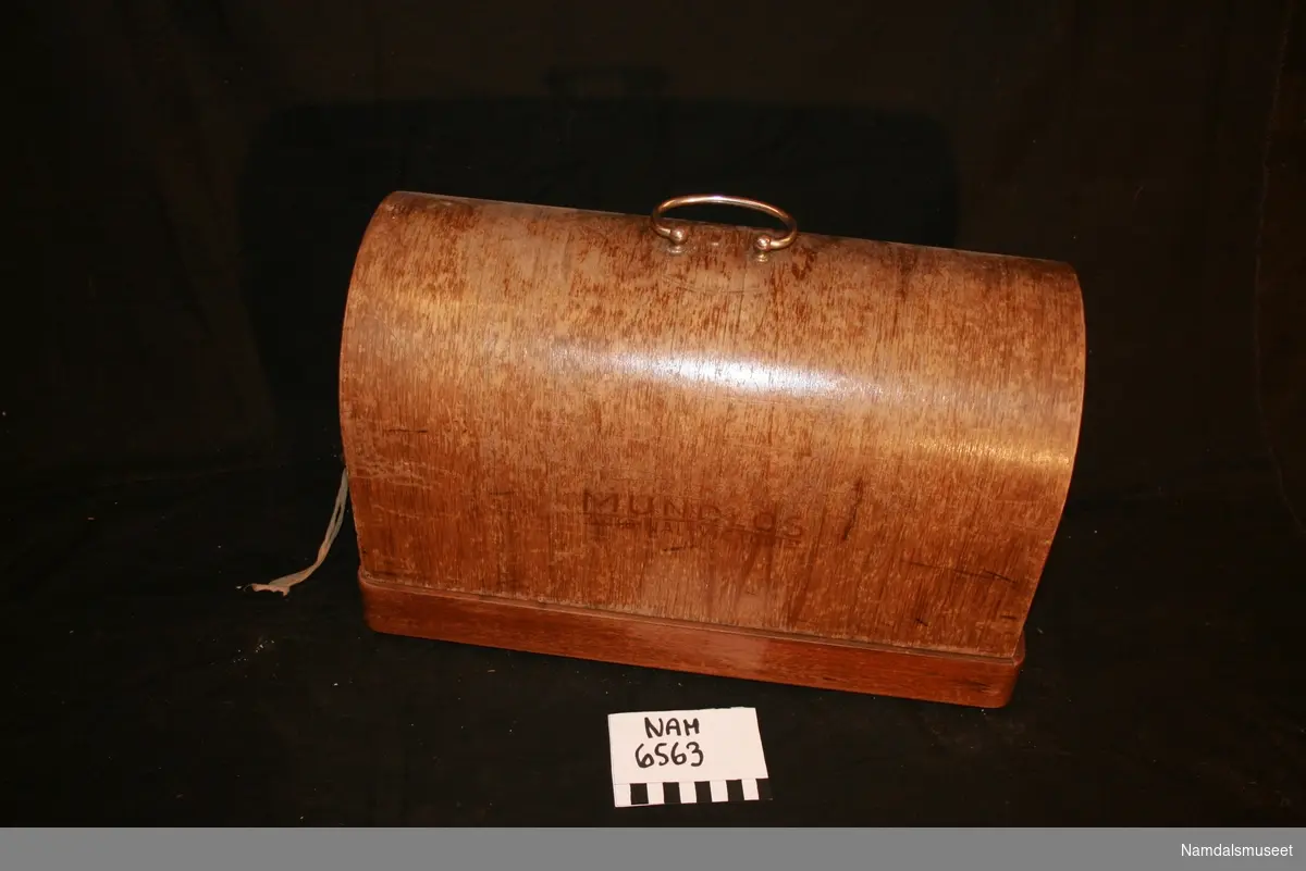 Elektrisk symaskin av typen Mundlos i original kasse