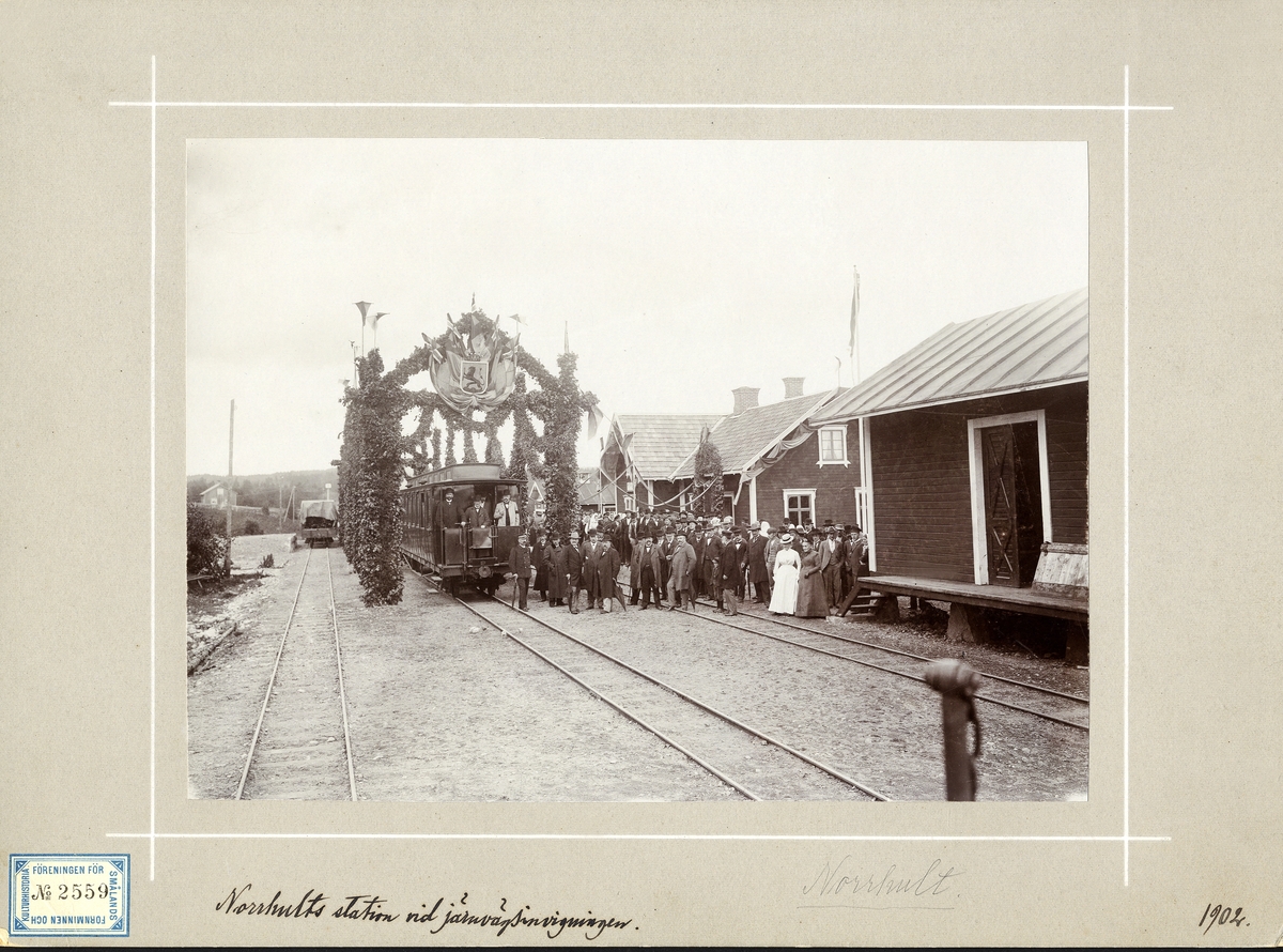 Norrhults station vid järnvägsinvigningen 1902. Mycket folk i alla åldrar har samlats för invigningen.