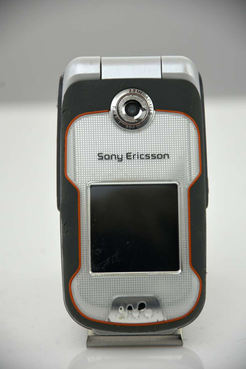 Mobiltelefon Sony Ericsson W710i, prototyp. Med clip-hållare.
IMEI-nr 00460102-020327-0, märkt 06W20