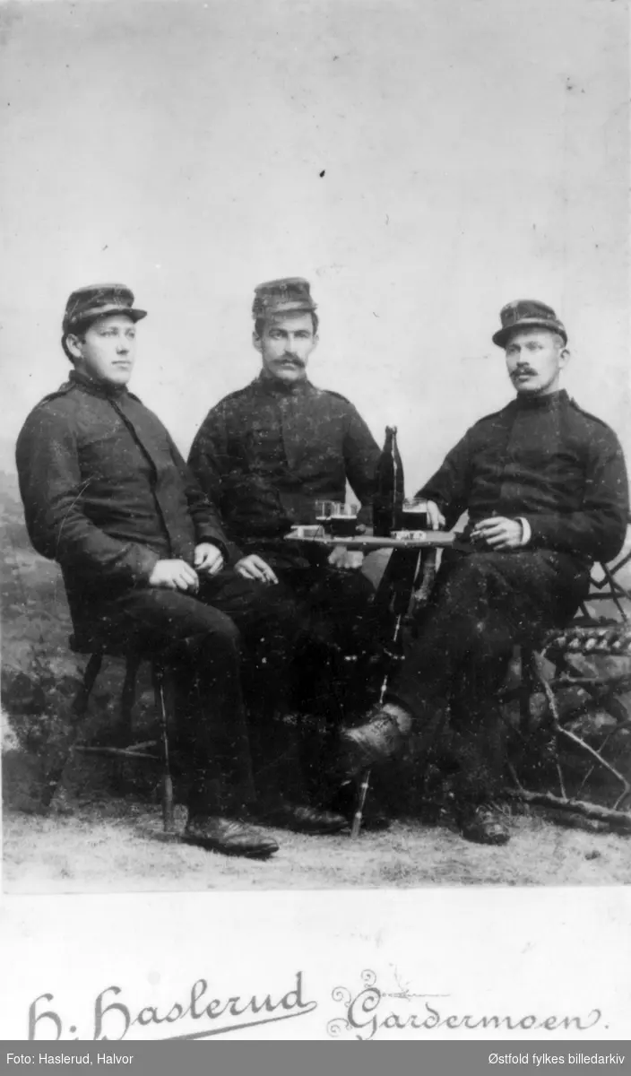 Tre menn  i militæruniform hos fotografen. Thorvald Kure fra Trøgstad helt til høyre, de to andre ukjente. Bildet fra ca. 1915.