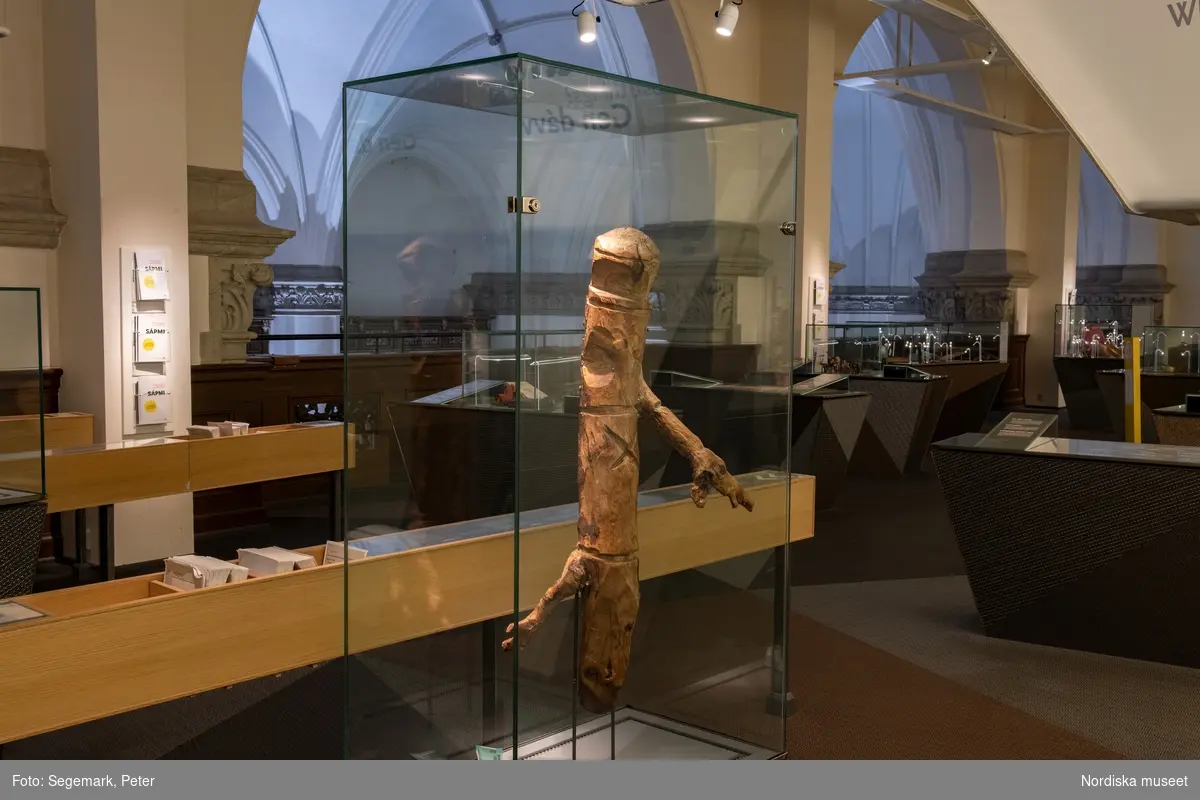 Utställningsdokumentation: Sápmi. Bildserie som illustrerar hur utställningen var utformad och uppställd i museet, fotograferad strax innan den plockades ned i februari 2022.