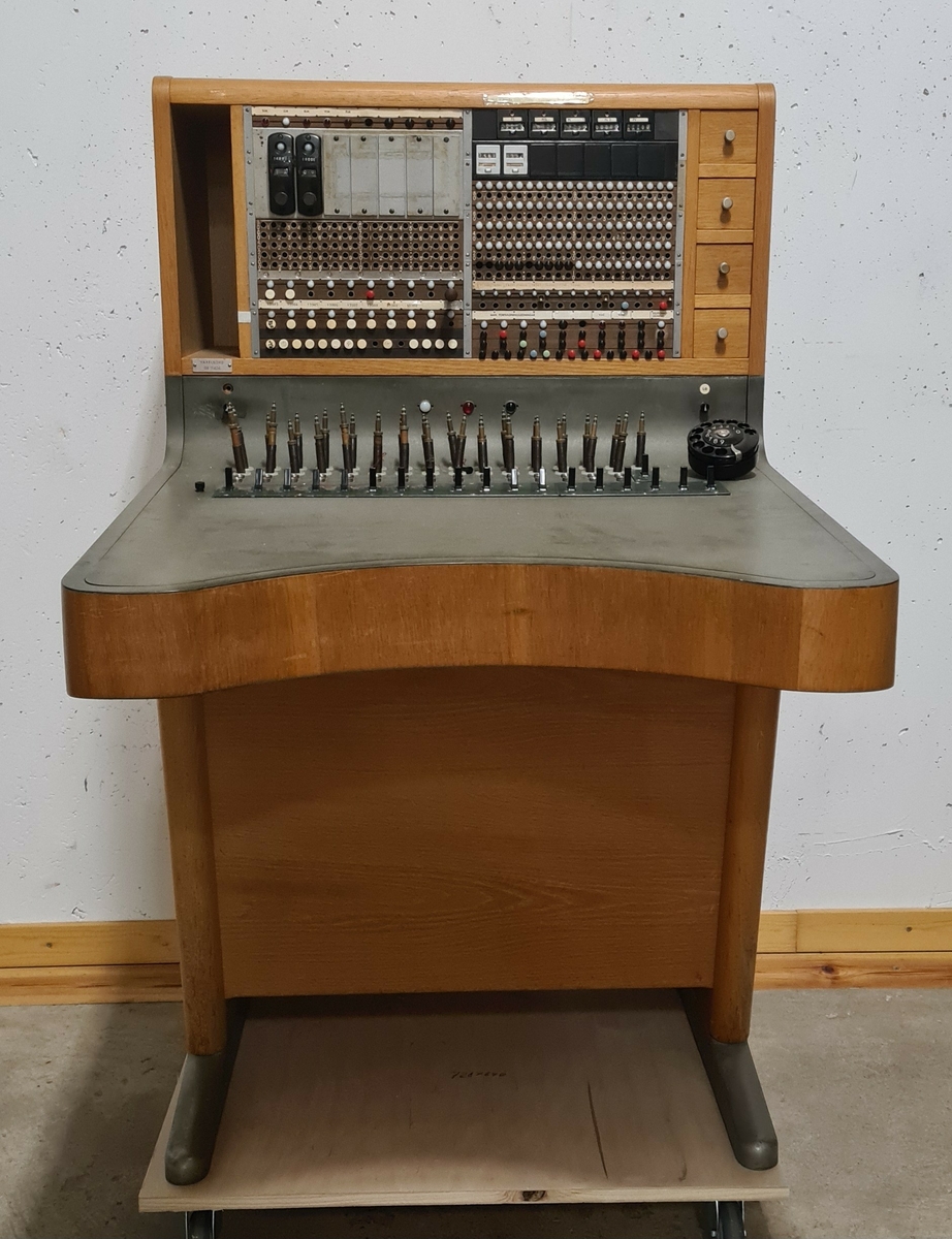 Atomatisk telefonväxel  TV 40 och 90/52.

Växelbordet har bytts en gång, troligen omkring 1980. Detta var av samma typ och var renoverat.

Växeln installerades i Polishuset Kungsgatan 29 Vänersborg vid nybyggnationen 1961och fungerade fram till kl. 6.00 11/11985 då en ny modern elektronisk växel av typ Titan 100 installerades.