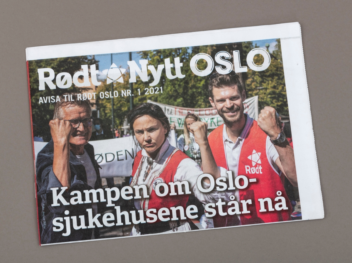 Avis: Partiqavis til Rødt Oslo, nr 1 2021. 
Førstesideoppslag med bilde av bunadgeriljaens leder sammen med to politikere. Alle tre holder nevene knyttet.