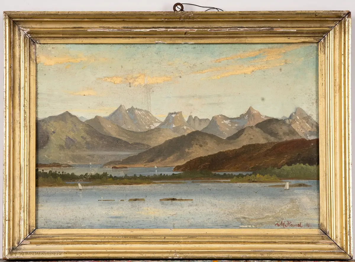 Motiv fra Moldefjorden. Østsiden av øya Sekken og fjellene i bakgrunnen.