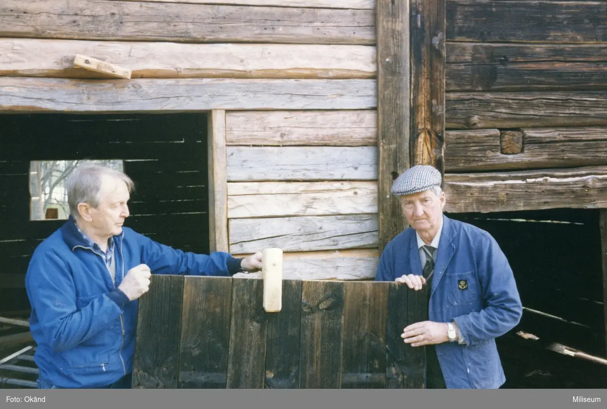 Montering av dörrar och luckor. Gamla I 12 Sjöängen, Eksjö. Arthur Helander och Einar Wigbrant.