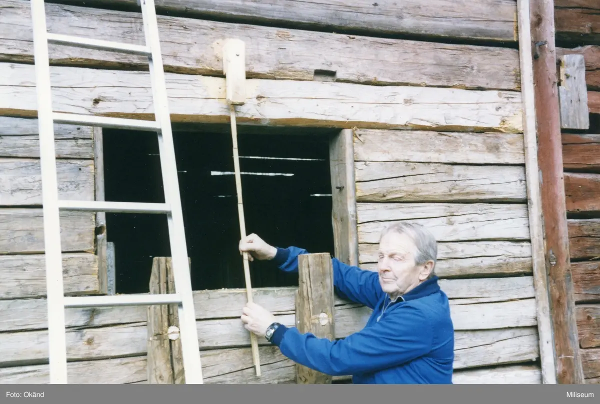 Montering av dörrar och luckor. Gamla I 12 Sjöängen, Eksjö. Arthur ...