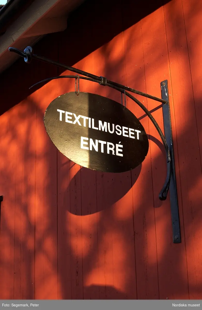 Utställningsdokumentation: Kuddar på Högbo textilmuseum år 2003.