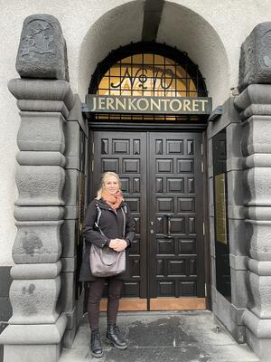 Ingrid Nøstberg på vei inn Jernkontorets ærverdige hovedinngang.