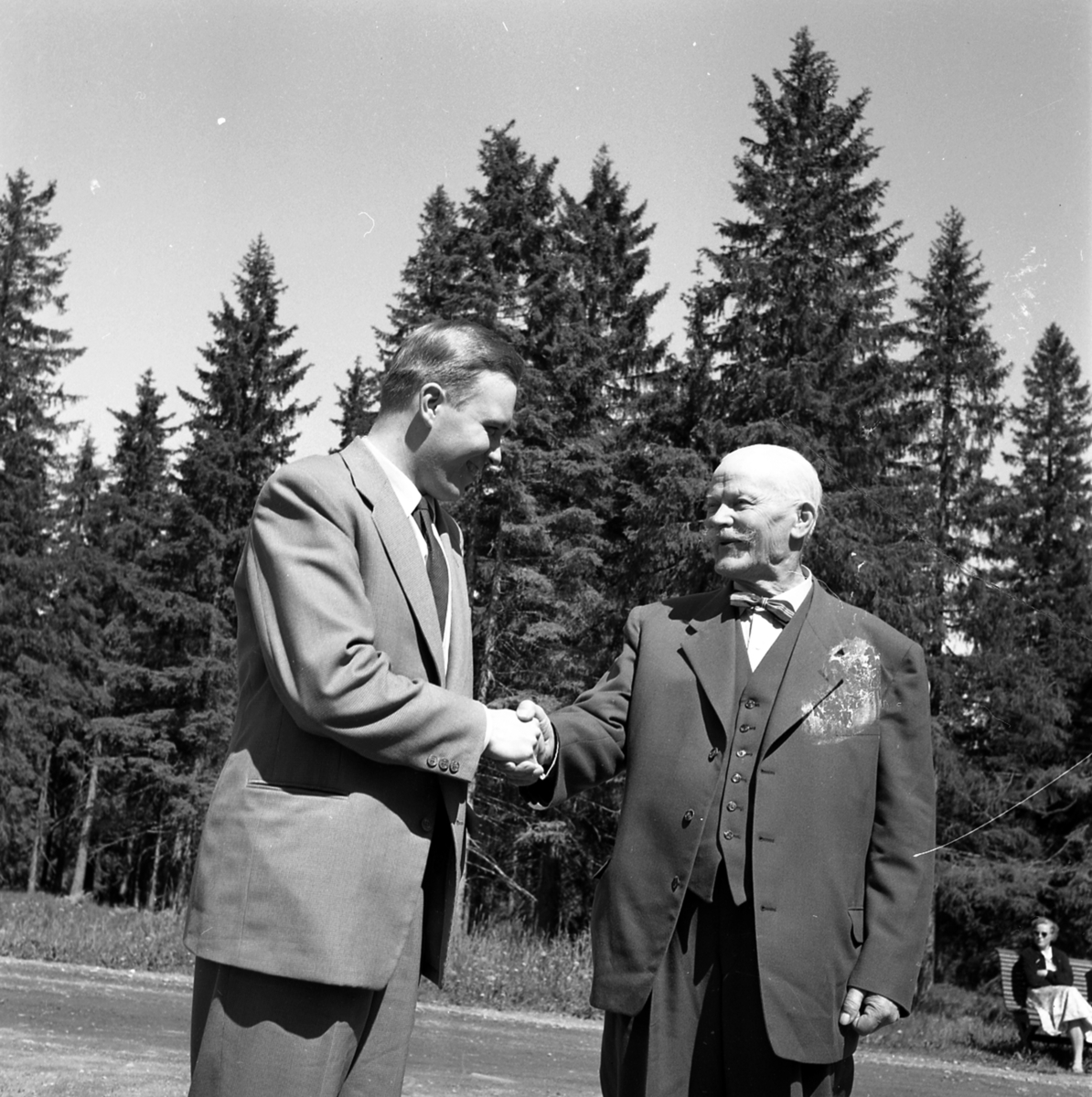 Nitahå-Jussi (til høyre) håndhilser på en yngre mann.
Nitahå-Jussi (født Johannes Johansson Oinonen 16. mai 1874 på Niitaho i Norra viggen, Värmland, død 13. februar 1964 i Torsby) var en skogsfinsk vandrer.