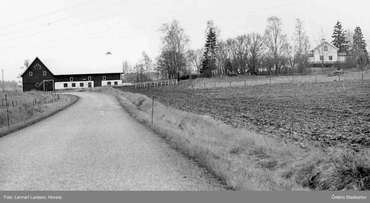 Gård i Yxta by i Hovsta , 1984 - Örebro Stadsarkiv / DigitaltMuseum