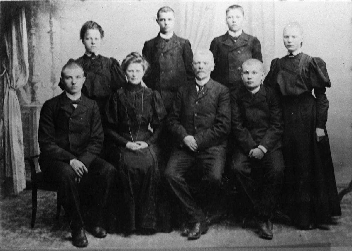 Gruppeportrett av en familie.