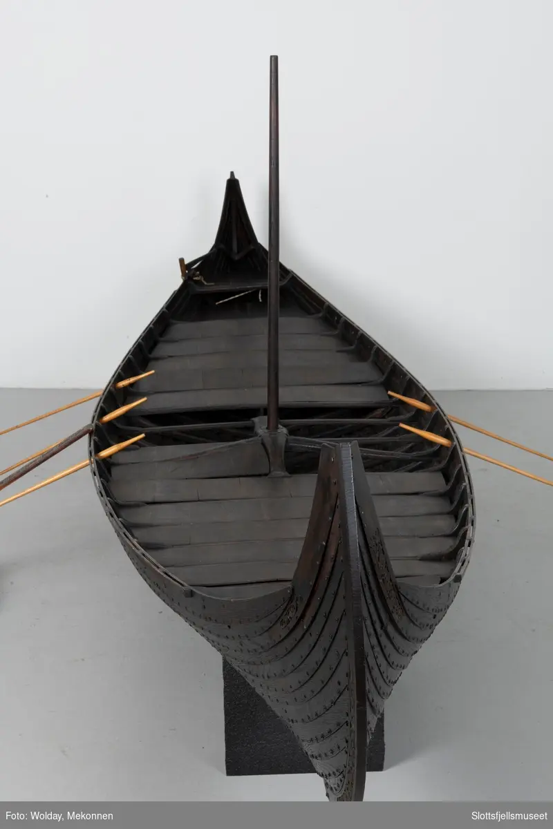 Modell av Osebergskipet.