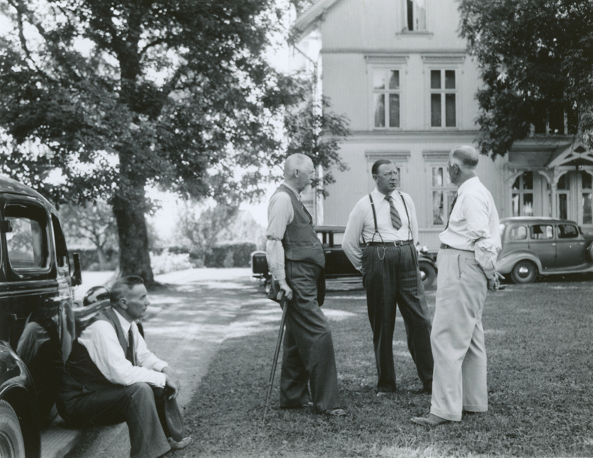 Kornrådet på besøk på Fossnes landbruksskole i Vestfold 9. august 1938.