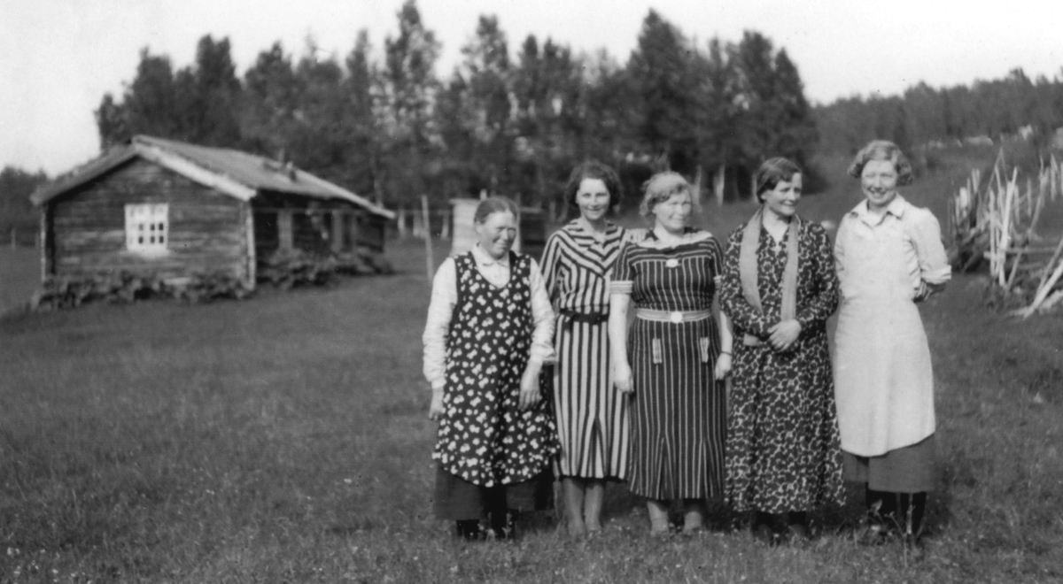 Fem kvinner på Nyvangen i Tynset