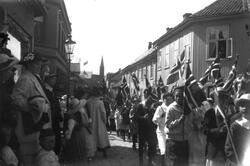 17. mai 1908 i Dronningensgate i Moss. Huset til høyre er An