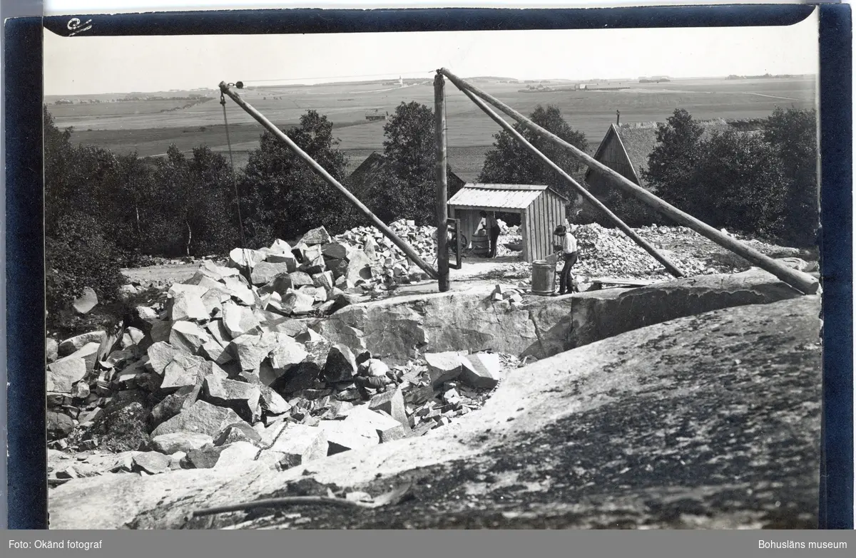 Stenhuggare i arbete i högt beläget stenbrott med utsikt över omgivningarna