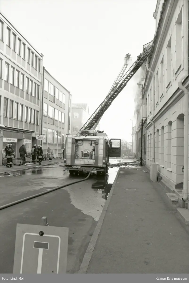 Brand på Strömgatan 10. Till vänster kv Lärlingen. En kvarglömd kastrull fattade eld mitt i natten.