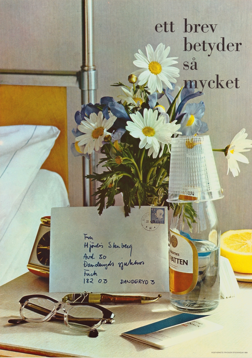 Ett brev i kuvert står bredvid en vas blommor och karaff på ett sängbord i ett sjukhus.