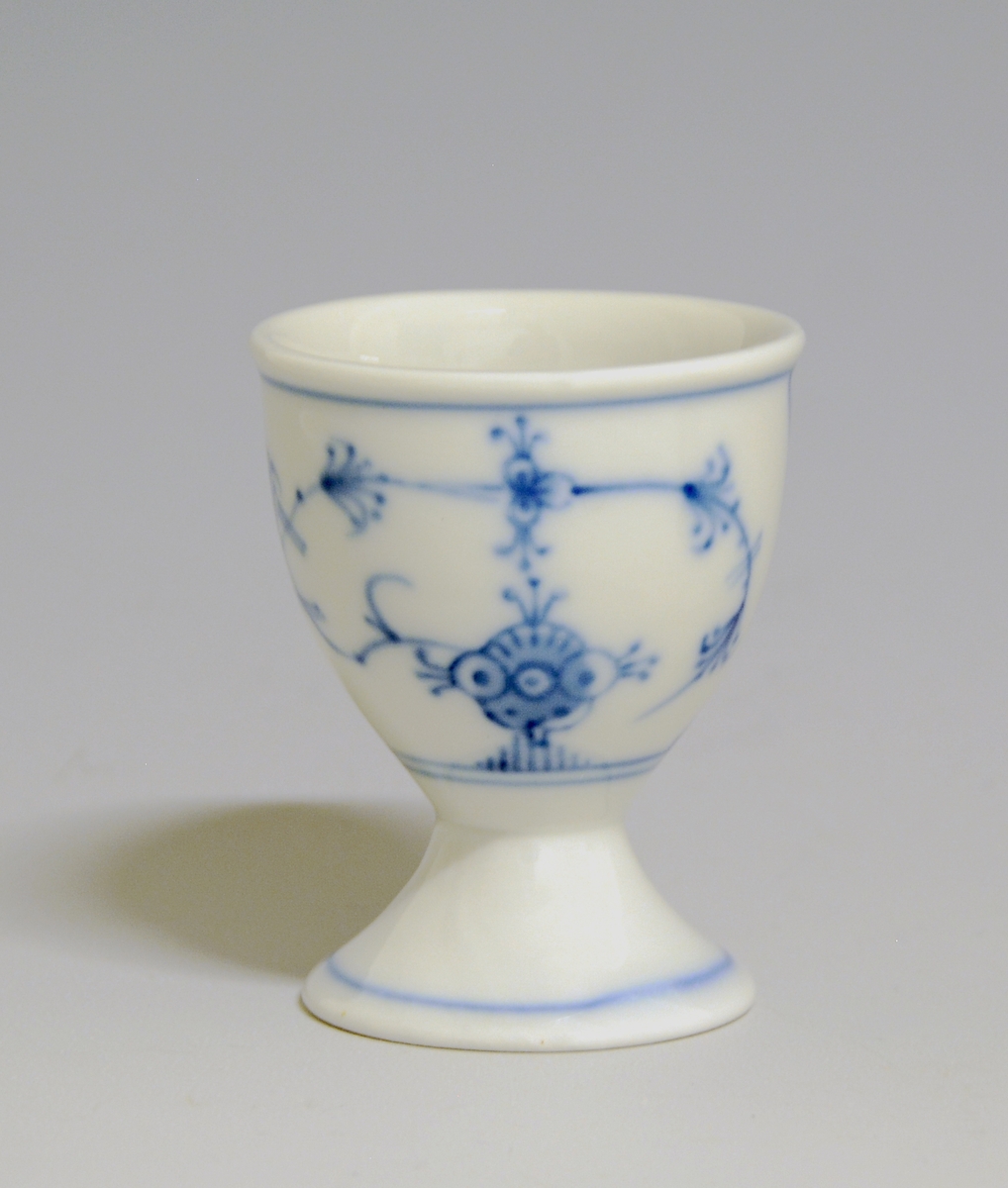 Eggeglass, med stett og hvit glasur. Dekorert med håndmalt stråmønster i blå underglasurdekor.

Modell: 1552
Dekor: Stråmønster i blått.

Uten fabrikkmerke.