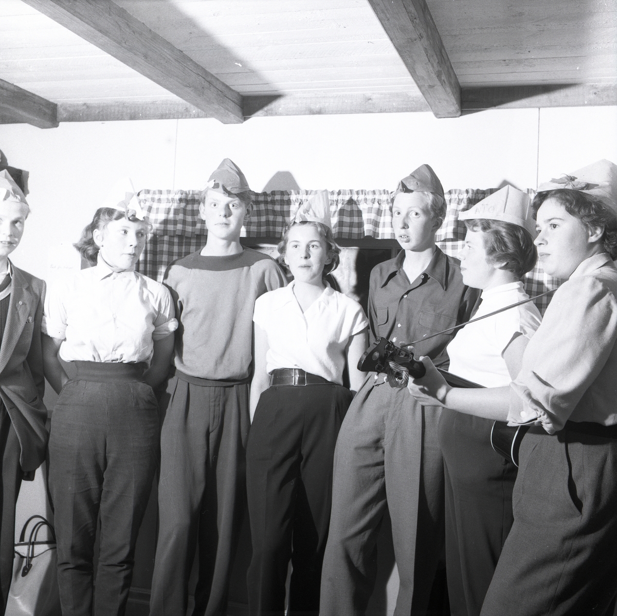 Några ungdomar uppträder med sång och musik i IOGT-NTO:s stuga på Hårgaberget den 4 augusti 1954.