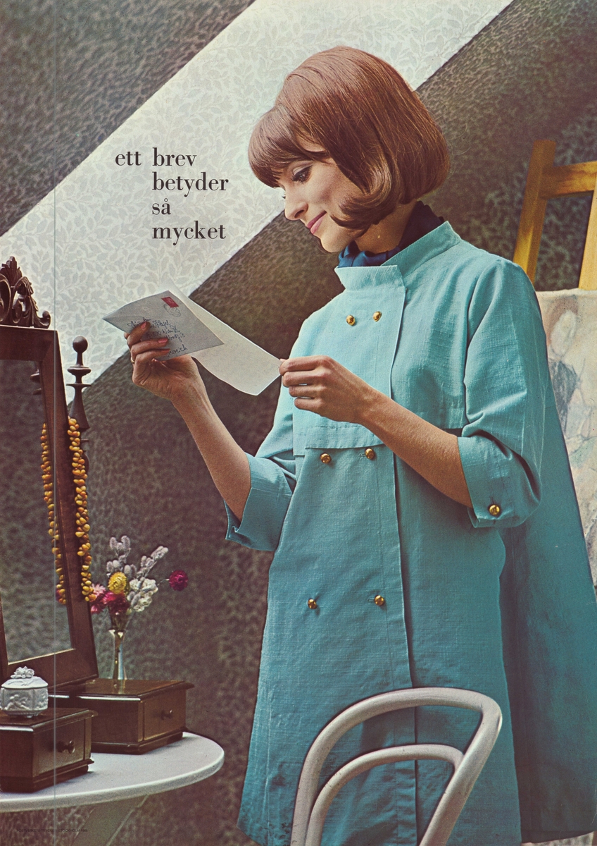 Kvinna iklädd ljusblå kappa läser ett brev.
