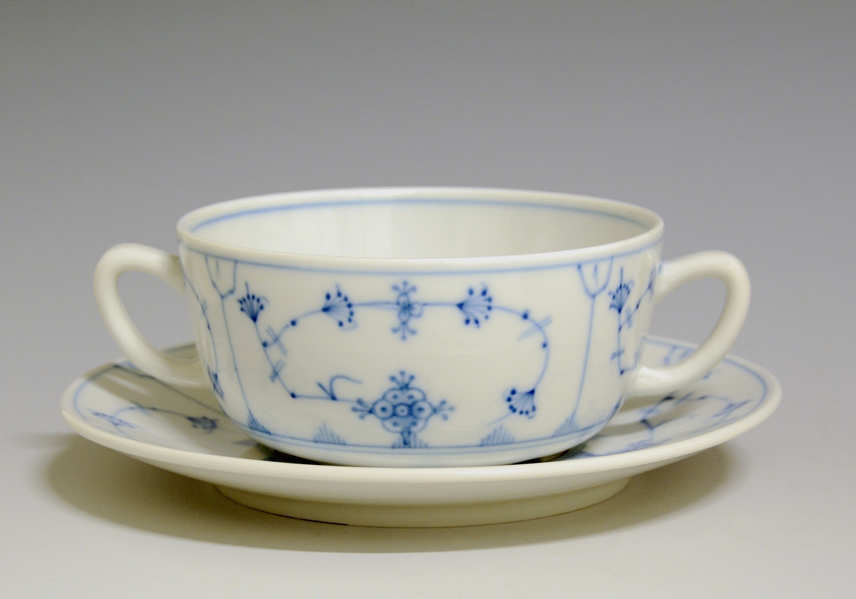 Buljongskål av porselen med hvit glasur. Dekorert med  håndmalt stråmønster i blått.