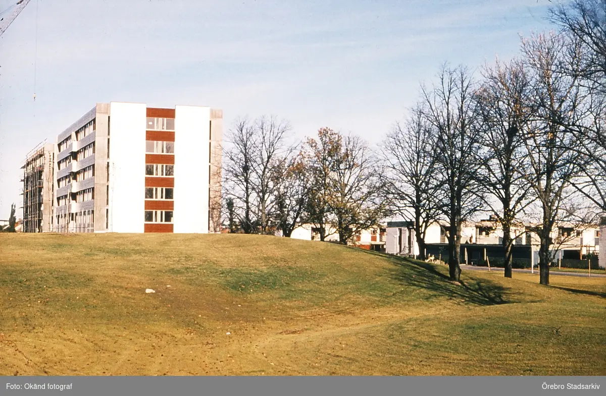 Byggnation av hyreshus i Västhaga, 1970-tal - Örebro Stadsarkiv