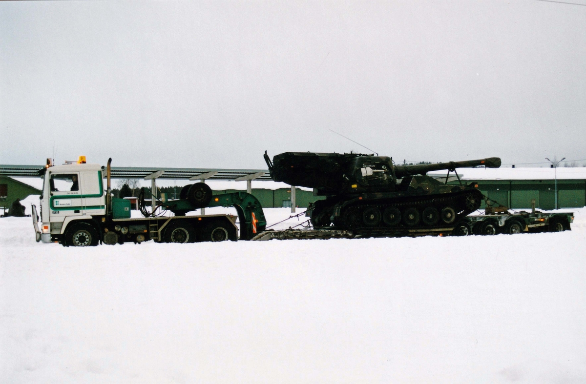 FMUhC lastförsök med militära fordon på civila transportfordon sent 1990-tal. Bandkanon 1.