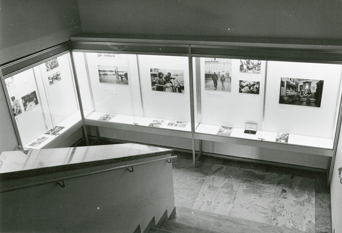 Utställningen "Sjömansprästen går ombord". Fotografier av Hans Erixon visas i trappmonter.