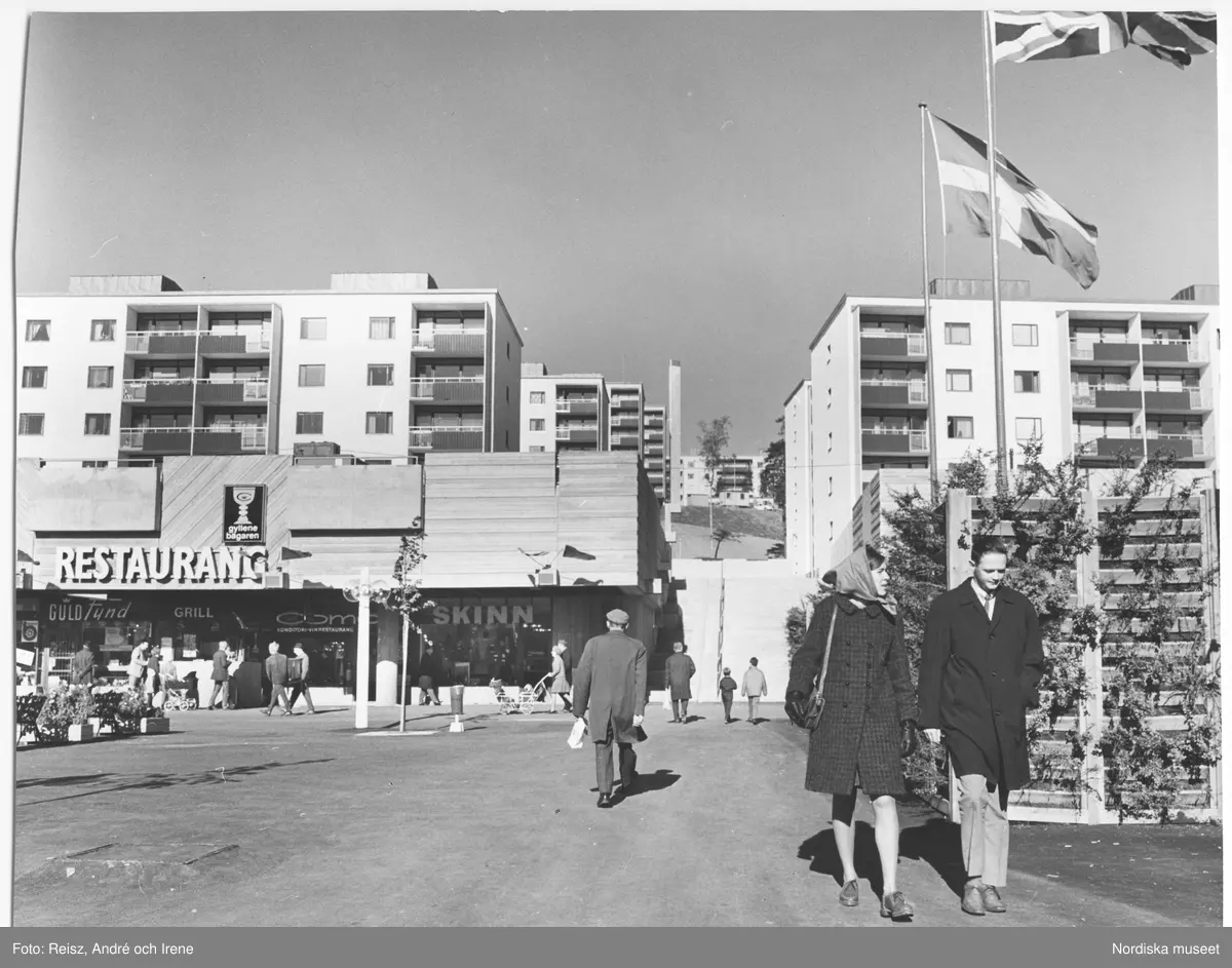 Stockholm. Skärholmen centrum, byggt 1968. Restaurang och butiksskyltar ...