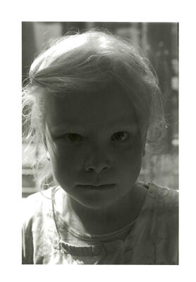 Portrettbilde av en jente med lyst hår.