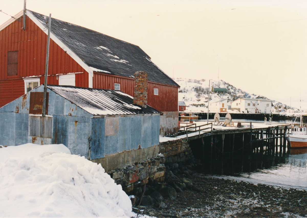 Kveitmuseet og trandamperiet  på kaia i Skrolsvik