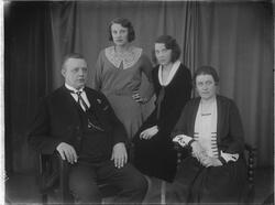 Stasjonsmester Holte med kone og to barn. Kvinnene er kledd 