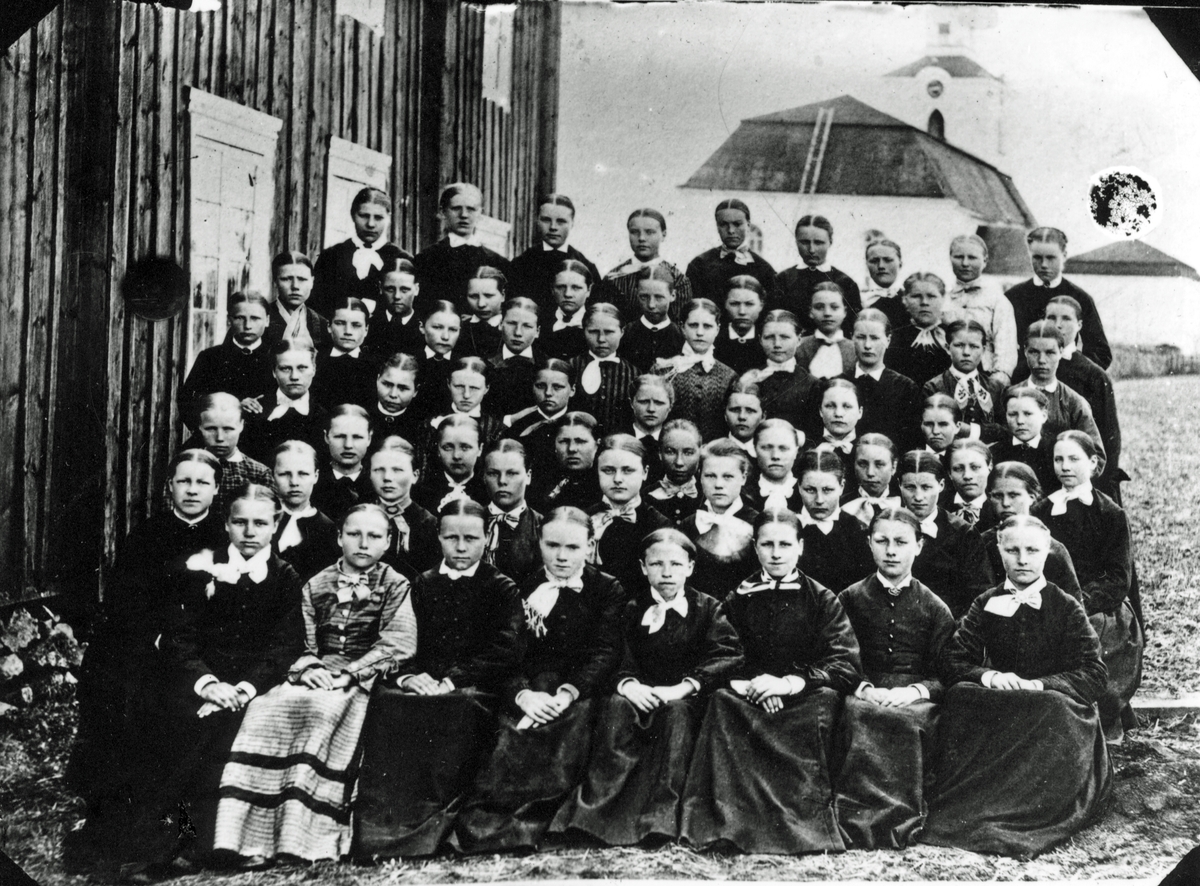 Konfirmander samlade utanför kyrkan i Alfta, omkring 1900.