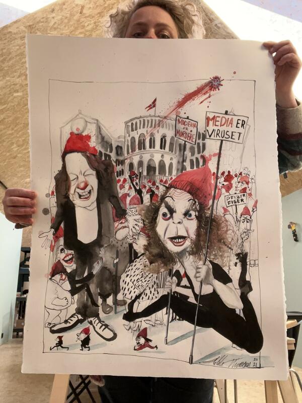 Kunstner Hilde Thomsen holder opp sin originaltegning av motivet "Vaksinemotstandere" for å vise hvor stor tegningen er før den krympes ned til trykkeversjon. Motivet viser Kari Jaquesson og Charter Svein som går i tog mot munnbind foran Stortinget.