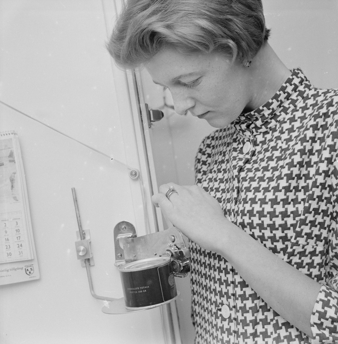 Ingrid Gustafson öppnar en konservburk, Uppsala 1959