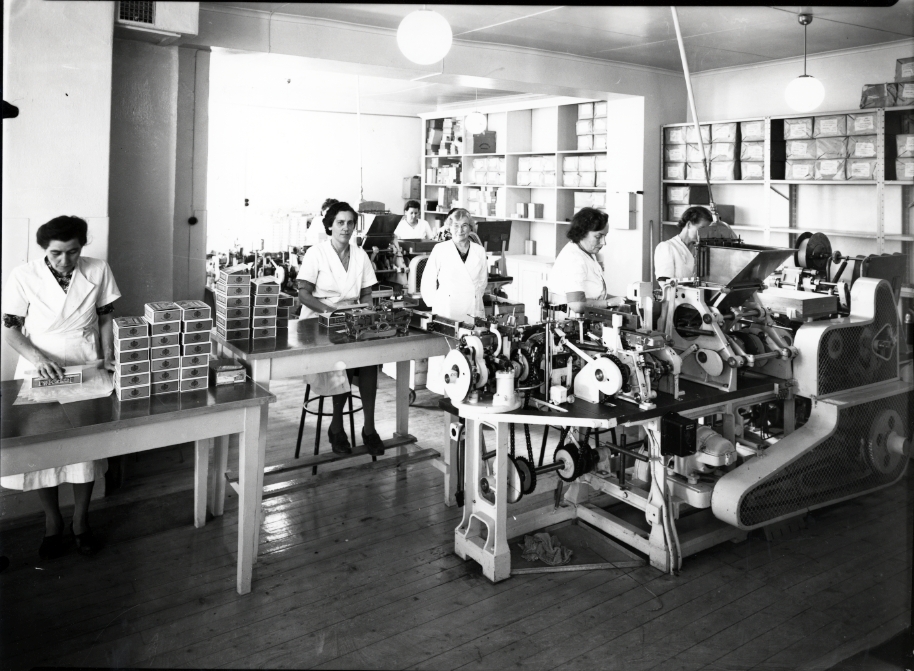 Den första automatiska askpackningsmaskinen "Arenco" som installerades i början av1940 talet på Skeppargatan "a våningen.
