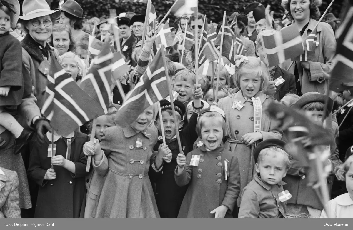 folketog, barn, kvinner, norske og danske flagg
