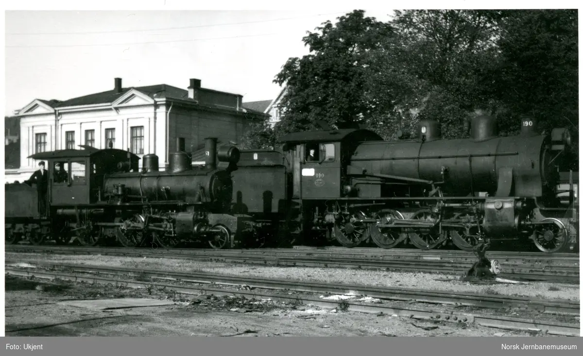 Larvik stasjon med normalsporet damplokomotiv type 22b nr. 190  og smalsporet damplokmomotiv type XXIII nr. 51