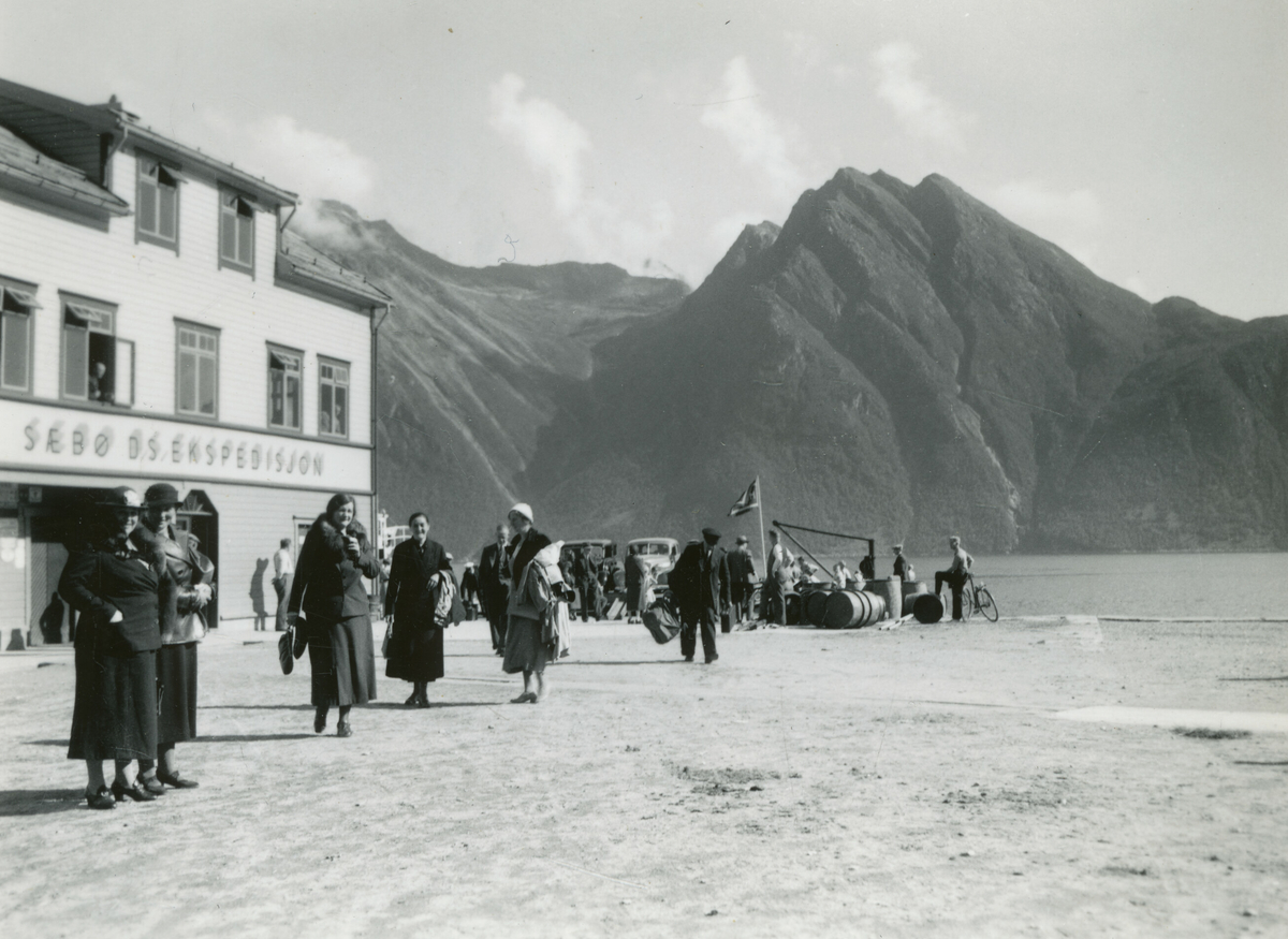 Ferga Øye-Sæbø onsdag 18. august 1937.  Sju bilde tatt under Kornrådets reise i Møre og Romsdal,  