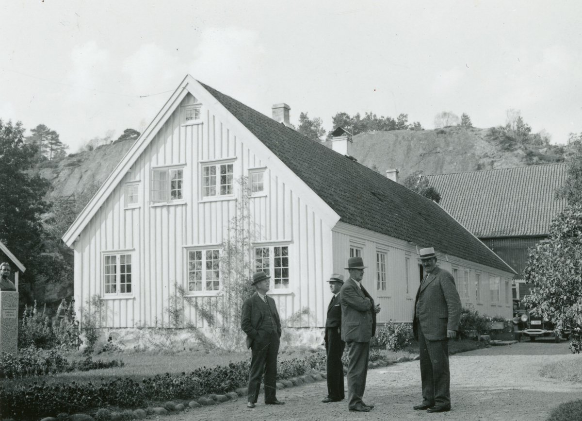 Fore bilde frå Søgne landbruksskule.  Bilda er tatt under Kornsrådets besøk 31. august 1934.  