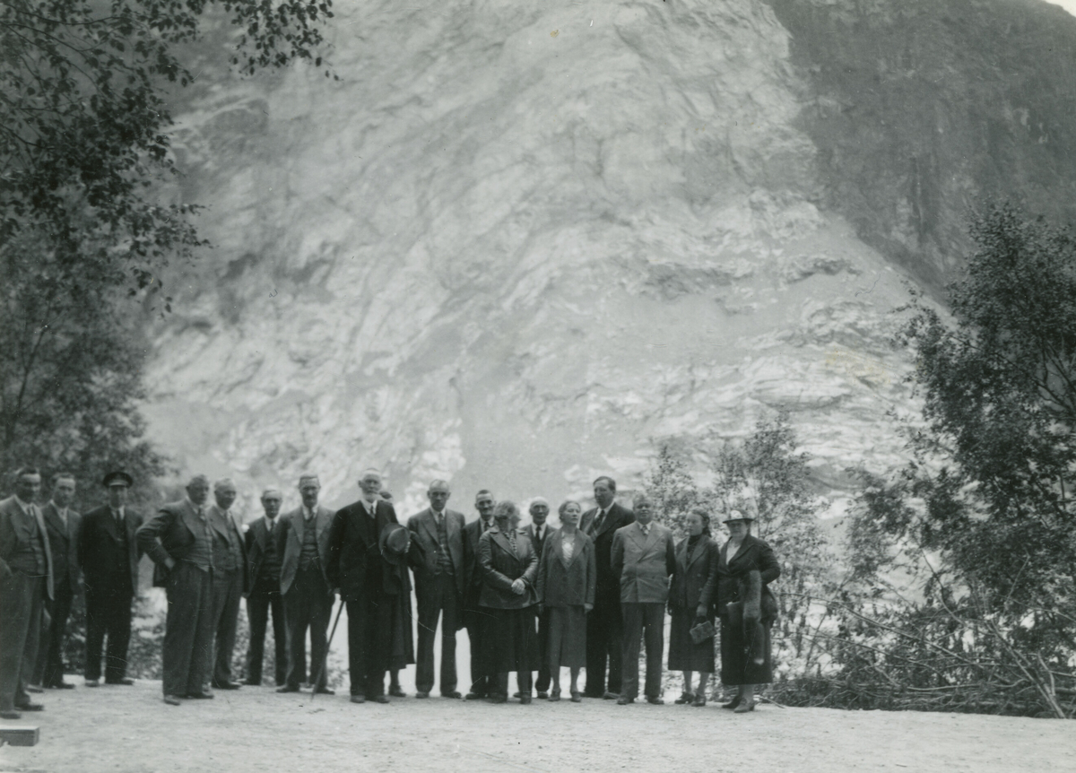 Kornrådet framfor rastaden for det store steinraset i Ramnefjellet.  Bildet er tatt 17. august 1937.  Då hadde raset gått året før.  