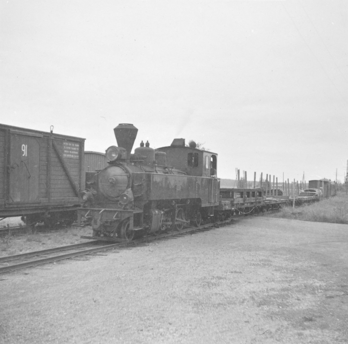 Damplokomotiv XXIXb nr. 7 PRYDZ med blandet tog fra Sørumsand til Skulerud, tog 2051, på Mork stasjon