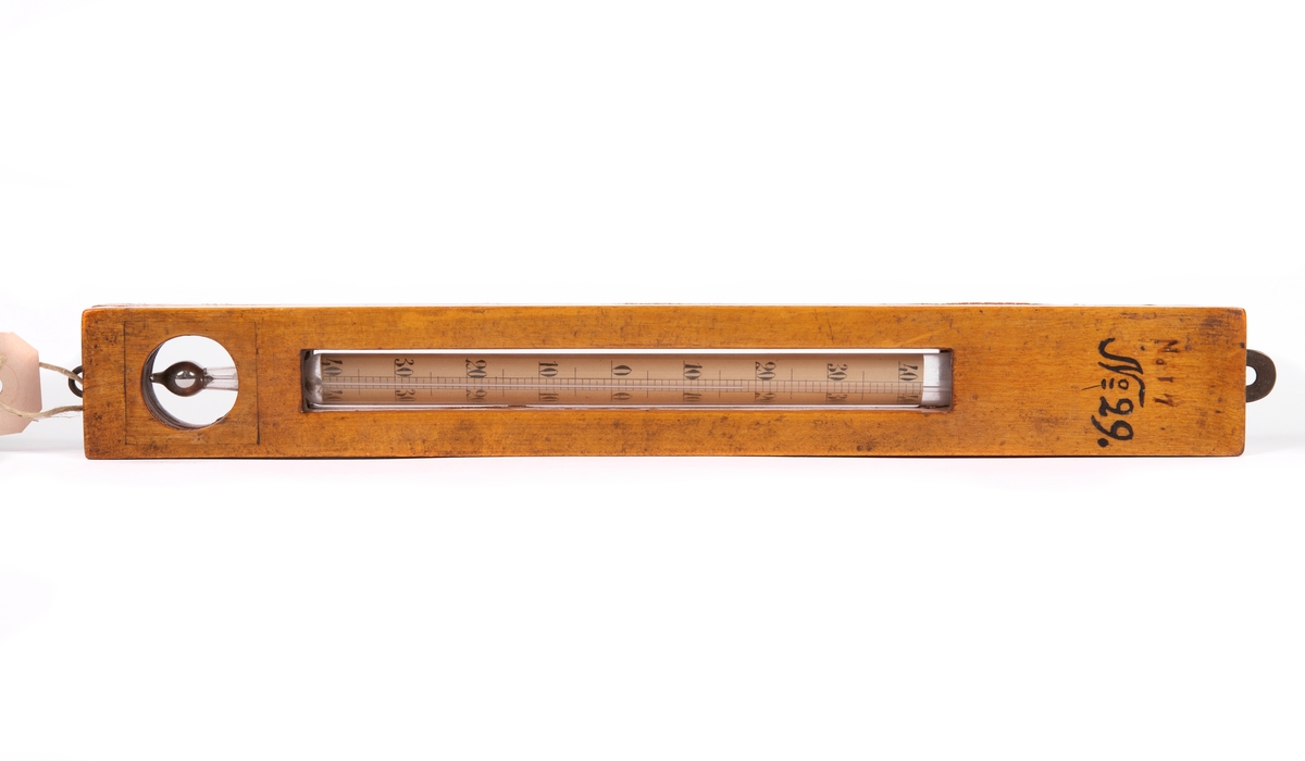 Lufttermometer, Celsius +40Â°: -40Â°, i träfodral, polerad, märkt: "Nr 29".