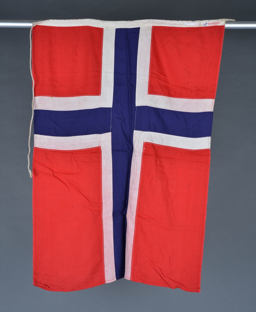 Norsk flagg, som har tilhørt MK Mjølner.
Båten var eid av Johannes Sæther, Jokop Mastad og Nils I. Mastad.